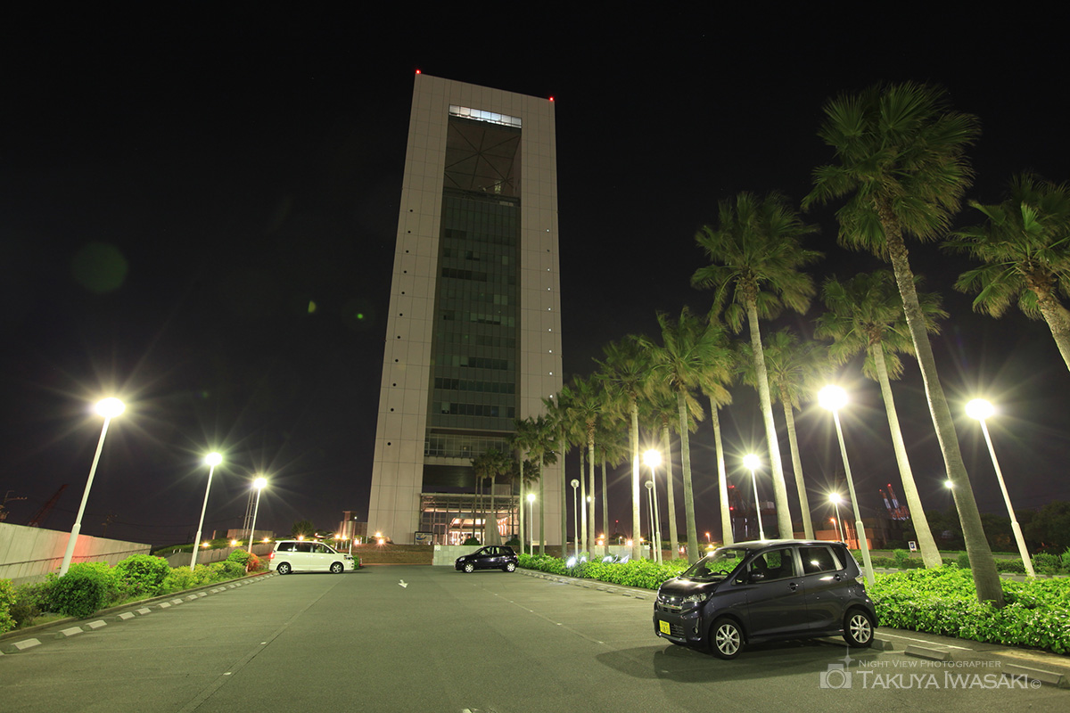 ひしめく化学プラントや重機を照らす無数の光。人工美の極みがここに。 四日市コンビナート 三重県四日市市ONESTORY