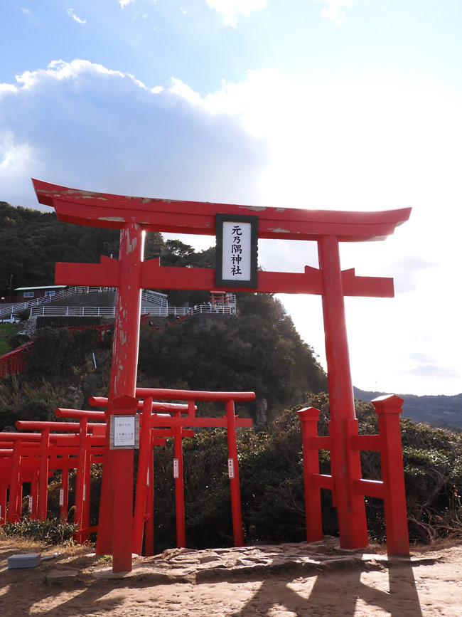 潮風を感じながら歩く鳥居のトンネル山口県長門市にある元乃隅 もとのすみ 神社は、日本海を望む断崖に、123基の赤い鳥居が連なる絶景スポット。青く広がる空と海、そして鮮やかな鳥居のコントラストは、まるで絵画のような美しさです。 この神社は、1955年に、地元