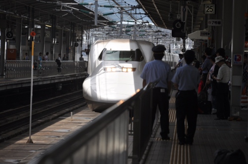 三島発新大阪行き】夜行新幹線ムーンライトひかり523号運転 大雨のための臨時列車 | Japan-Railway.com