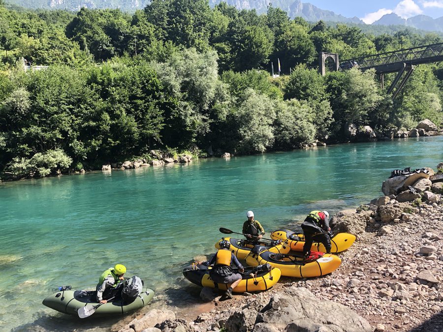 バルカン半島のモンテネグロにある野生のタラ川の深い峡谷。ヨーロッパで最も深い峡谷。の写真素材・画像素材 Image 180560782