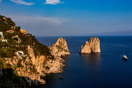 レフカダ島の南岬と灯台 レフカダ、ギリシャ、イオニア海 。上から見る。Premium写真