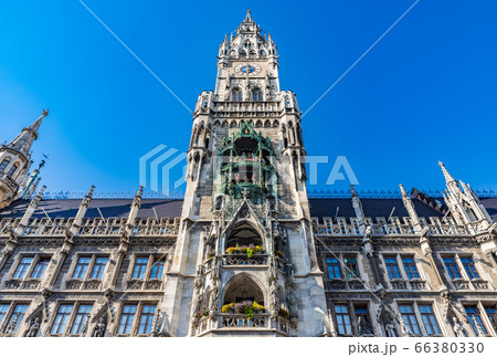 ドイツ、ミュンヘンのマリエン広場で市庁舎の時計の写真素材・画像素材 Image 50774357