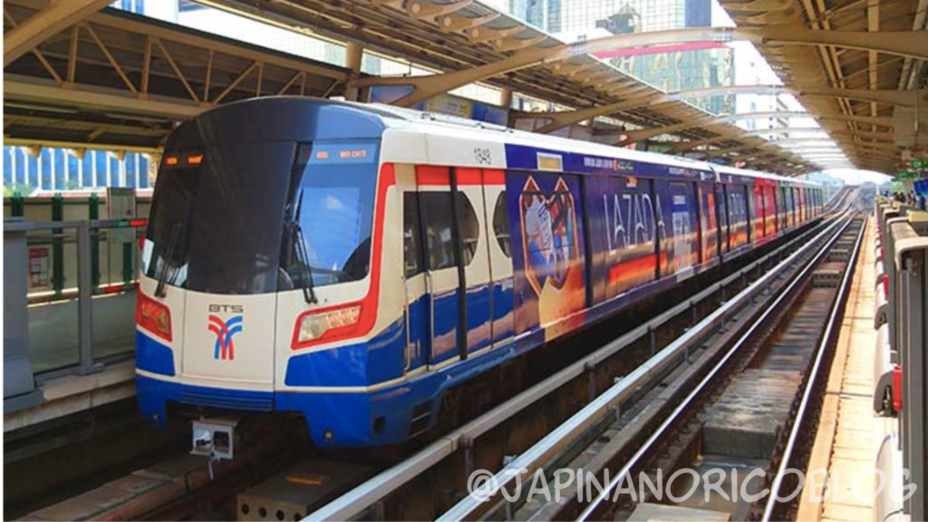 タイの電車とインパクトのある広告 - パケトラ世界各国で暮らすライターがお届けする、ビジネスアイデア情報。ビジネスのヒントや閃きのきっかけに