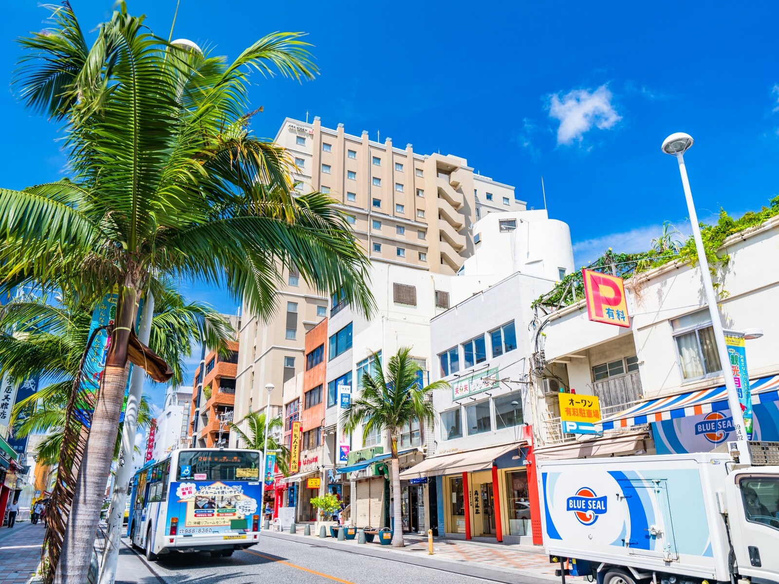 那覇空港は「那覇市都市景観賞」を受賞しています🏆✨那覇空港ターミナルビル 当時の国内線ターミナル は、2000年に「那覇市都市景観賞」を受賞しています✈️🌺那覇市がめざす「亜熱帯庭園都市なは」の景観にふさわしい建築として評価されました。 白くなめらかな