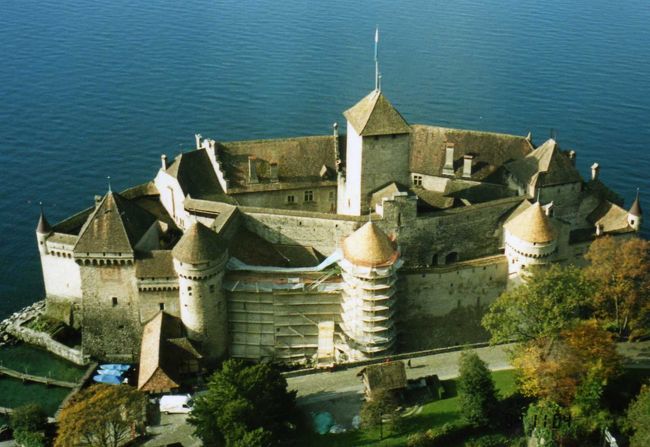 シヨン城の観光 スイスで有名な城跡、モントルーからのアクセスも収録