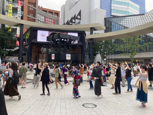 夜景もおすすめ！爽やかな夜風の中で、都市の夜を望むテラス席。, テラスで飲むお酒はご褒美感満載！, 📍グローバルリングカフェ, 〒171-
