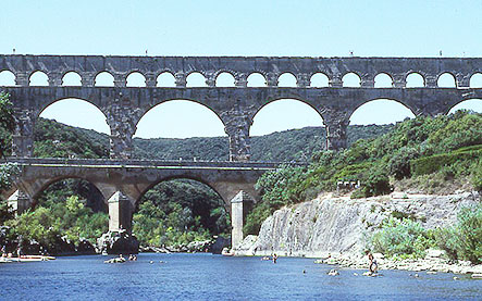 ポン・デュ・ガール～水道橋の代表 フランス遺跡で実感！古代ローマ