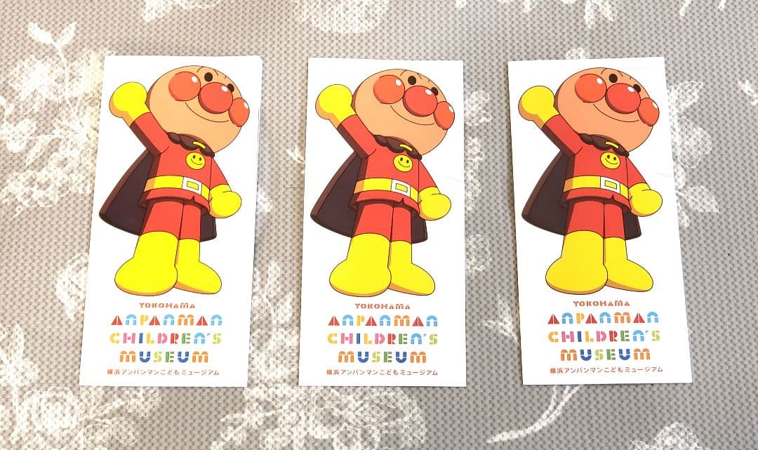 横浜アンパンマン ミュージアムの英語版パンフレットをもらったなゆた
