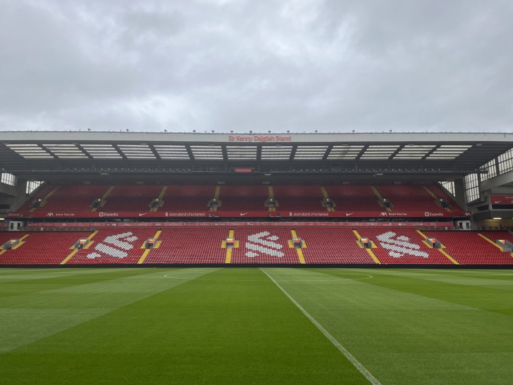 リバプール本拠地前にモイーズ氏の像が登場 写真3枚 国際ニュース：AFPBB News