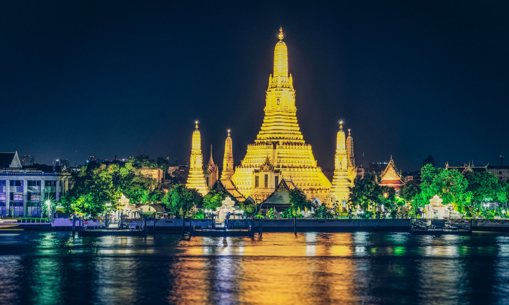 タイ 宇宙のような天井画！バンコクの絶景寺院「ワットパクナム」への行き方や注意事項など