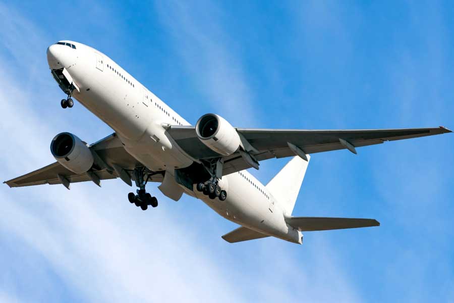 出雲空港より飛行機で羽田へ。7日間走った道を空から眺めながら、達成感を噛み締める。 彩雲はスタート地点の千葉上空。三島駅に降り立ち、着ていたTシャツの腰の文字に目が止まる。そっか！そういう旅だったんだ。 『never look