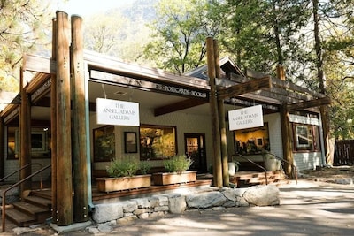 カリフォルニア州ヨセミテ世界遺産に溶け込む豪華ログハウスホテル「ザ・アワニー」 人気ビュッフェもグルメピエロ