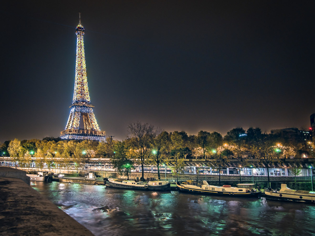 エッフェル塔ピンク色ライトアップ2025 日程場所パレード情報 -