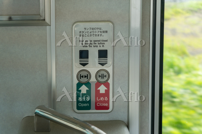 宇都宮線205系ドア開閉ボタン。 <写真ID:10229>雑食写真館 by.izumiてつまる