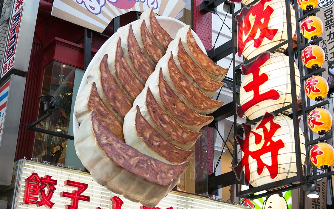 大阪ミナミ、道頓堀の看板がデカすぎる！「目立ってなんぼ」の街を歩けば旅人間- エキスパート - Yahoo!ニュース