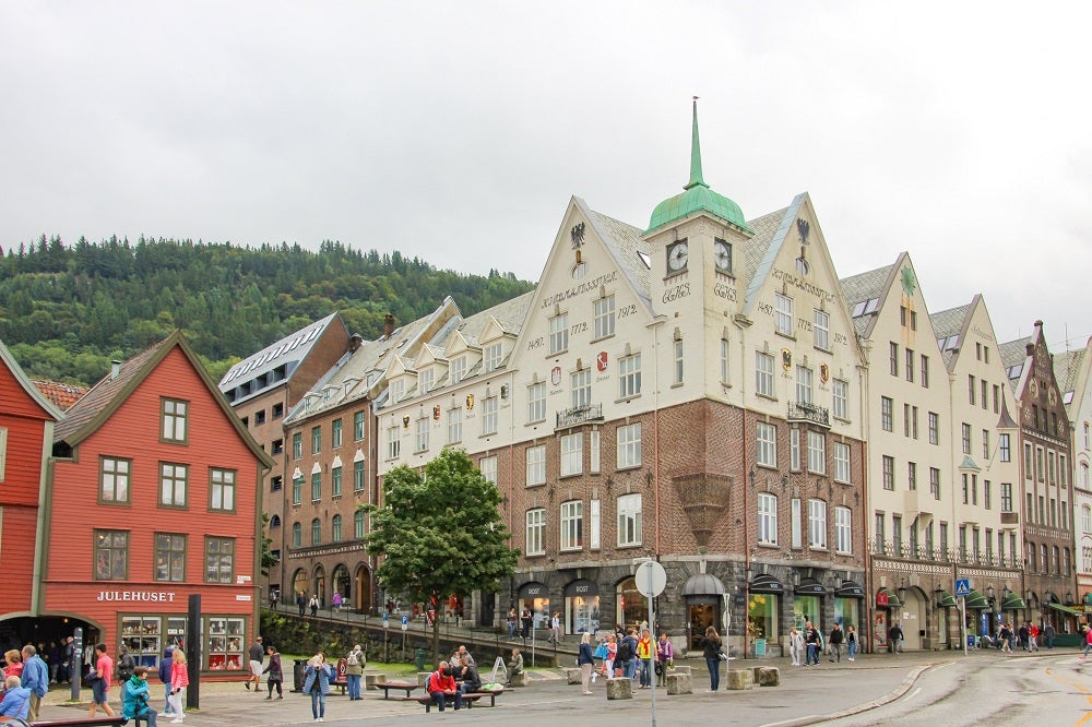 Amazon.co.jp: ブリッゲン地区 夕暮れ カラフルな建物 倉庫群