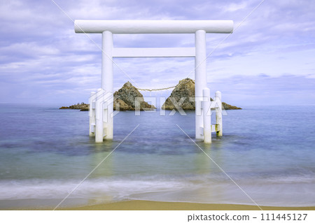 日本福岡 糸島 海邊鳥居夢幻海邊白色鳥居，是很多人對福岡的印象。 旅遊書上的封面也常常以此作為門面吸引旅客前來。這裡不只白天好拍，也入選日本沙灘夕陽百選之一！