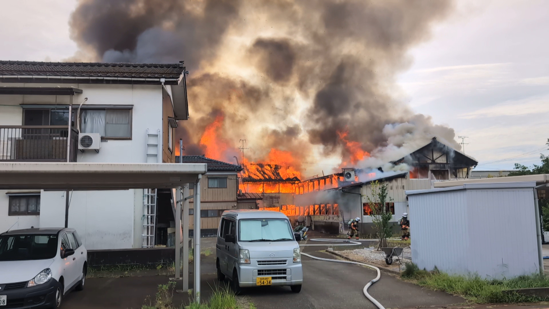 新潟市中央区で火事、会社の建物が燃える|47NEWS（よんななニュース）