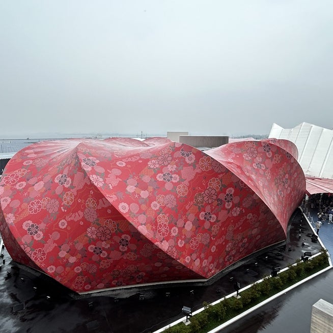 2025年大阪関西万博 飯田グループホールディングス✕大阪公立大学パビリオン 設計:高松伸 コンセプトはサステナブル・メビウス！西陣織がパビリオン表面の膜材となり、メビウスの輪を想起させる3次元の構造体を覆い尽くしている建築。最も目立っていたパビリオンかも