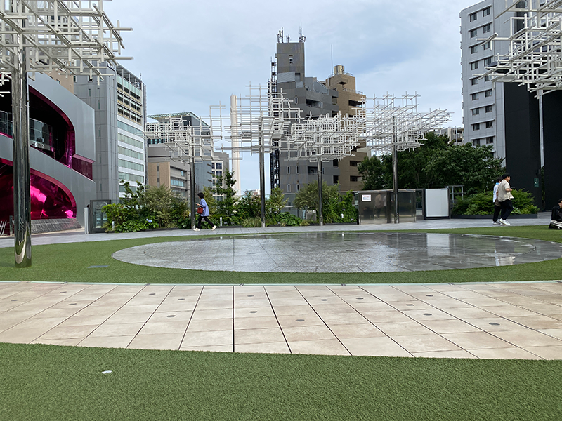 近場スポット、芝生で休憩 - 株式会社グレッゾ