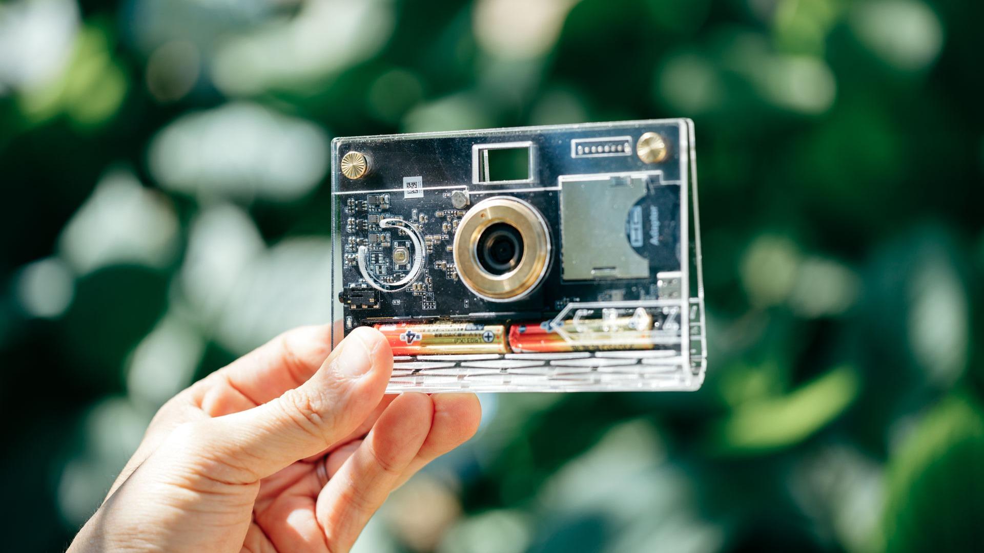 不完全だからこそ心に残る。「オールドコンデジ」のおすすめ機種とひと味違う写真撮影術をフォトグラファーが伝授@Living アットリビング