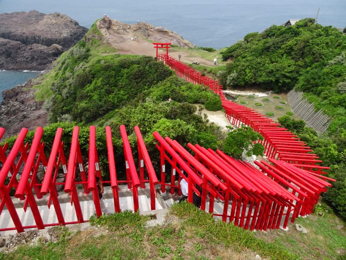 山口県長門市油谷「123基の赤い鳥居と日本一入れにくい賽銭箱が魅力の元乃隅稲成神社」: 山口県・長門市・今が旬