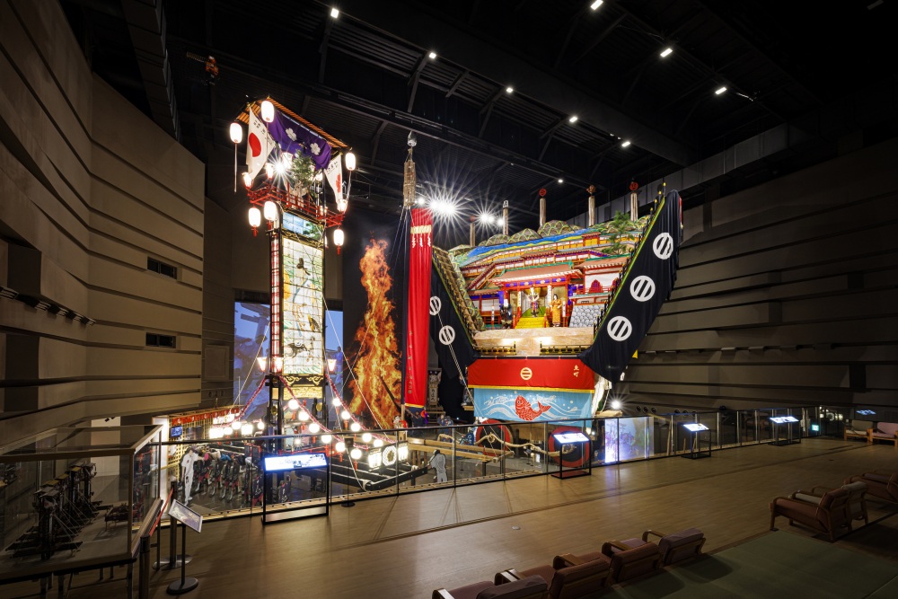 いよいよ「青柏祭」の時期がやってきました✨ 「でか山」の組み立ても進み、２年ぶりの開催ということもあって、街中は盛り上がってきています。 そこで、和倉 温泉お祭り会館では「青柏祭」を盛り上げるために5