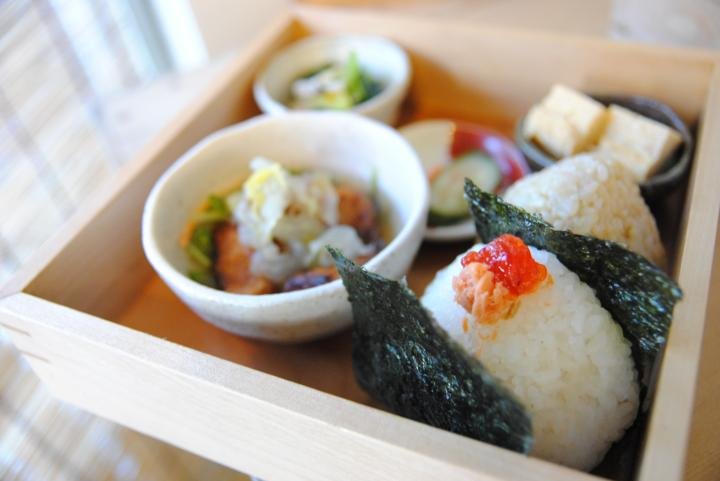 千駄木駅から徒歩1分！ランチのライス＆パスタが大盛無料！昔懐かしい洋食が味わえる『ダイニングキッチン Legame』の情報を駅近ドットコムで公開グルメプレス