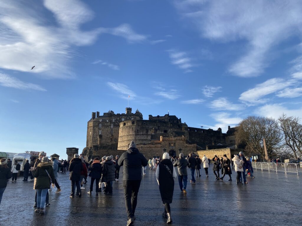 中世の街エジンバラ 観光パッケージ 列車往復チケット＆エジンバラ城入場チケット＆乗り降り自由バスチケット ＜ロンドン発＞