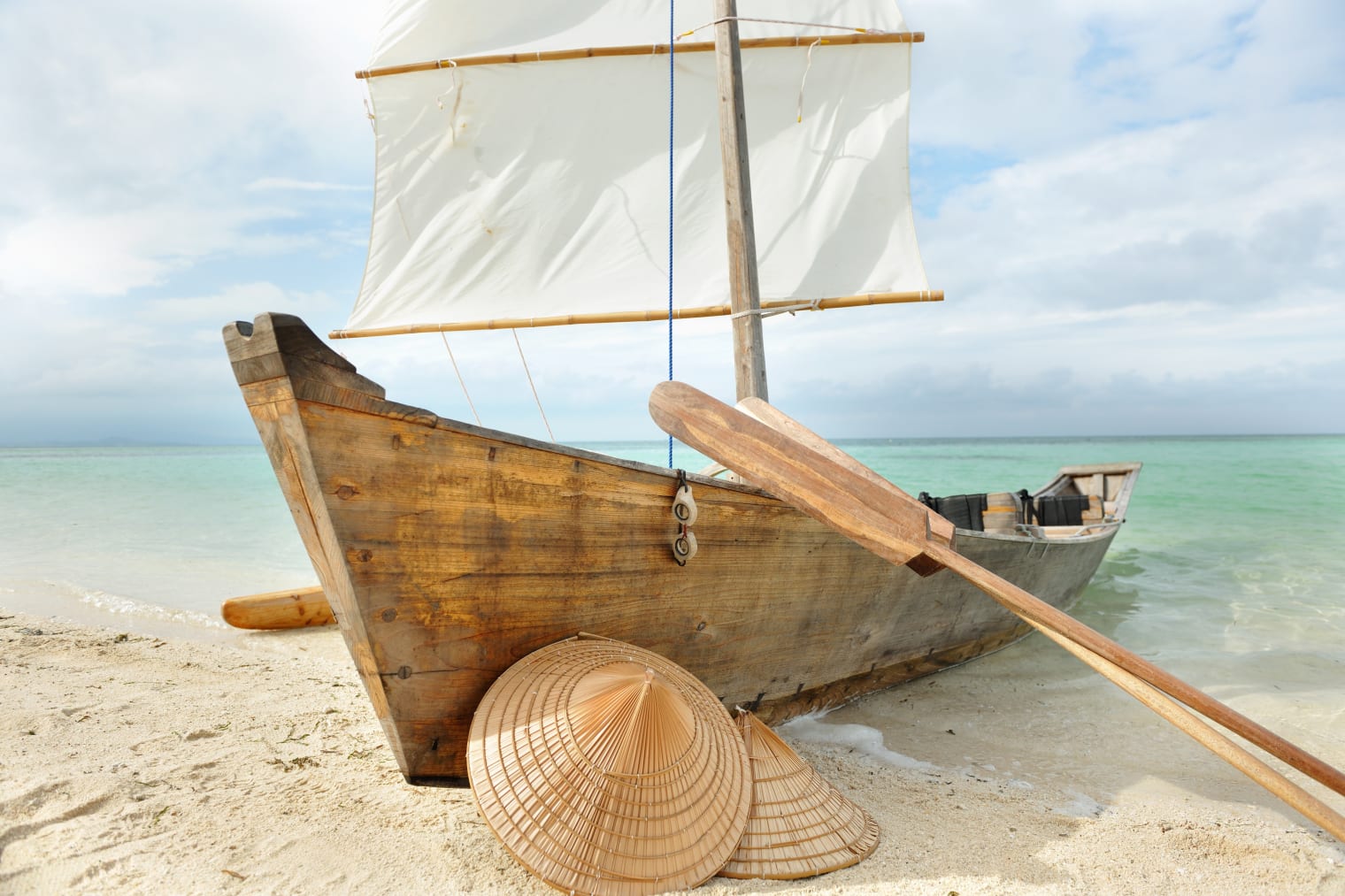 星のや竹富島 ～伝統的な木造船「サバニ」に乗って砂浜へ。穏やかな島時間を堪能。～海に浮かんでいるような砂浜で大切な人と夕刻の絶景を眺める「いりばなの思い出」を実施期間：2023年3月1日～5月31日星野リゾート