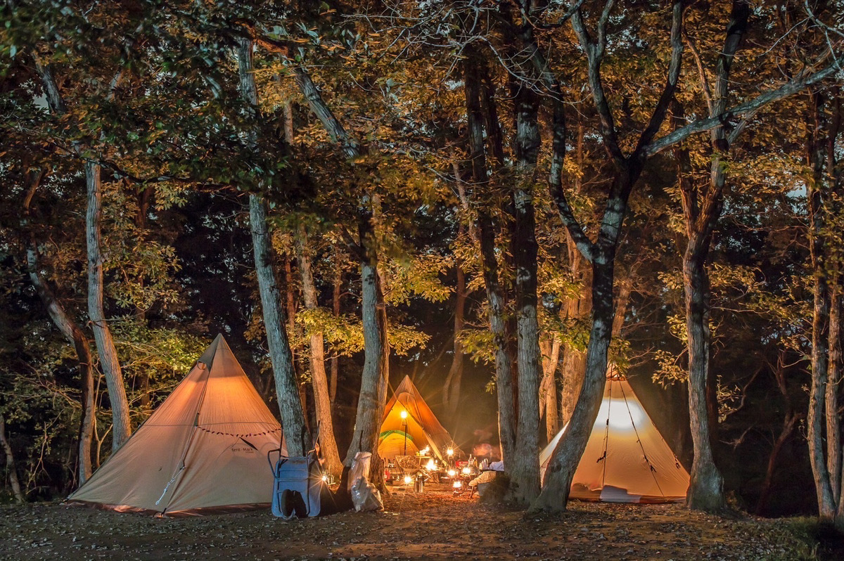 キャンプ雨対策 雨天時のテント設営と撤収、必需品アイテムを紹介 – WAQ公式オンラインストア