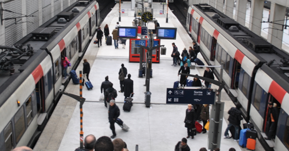 2,115 シャルルドゴール空港 Stock