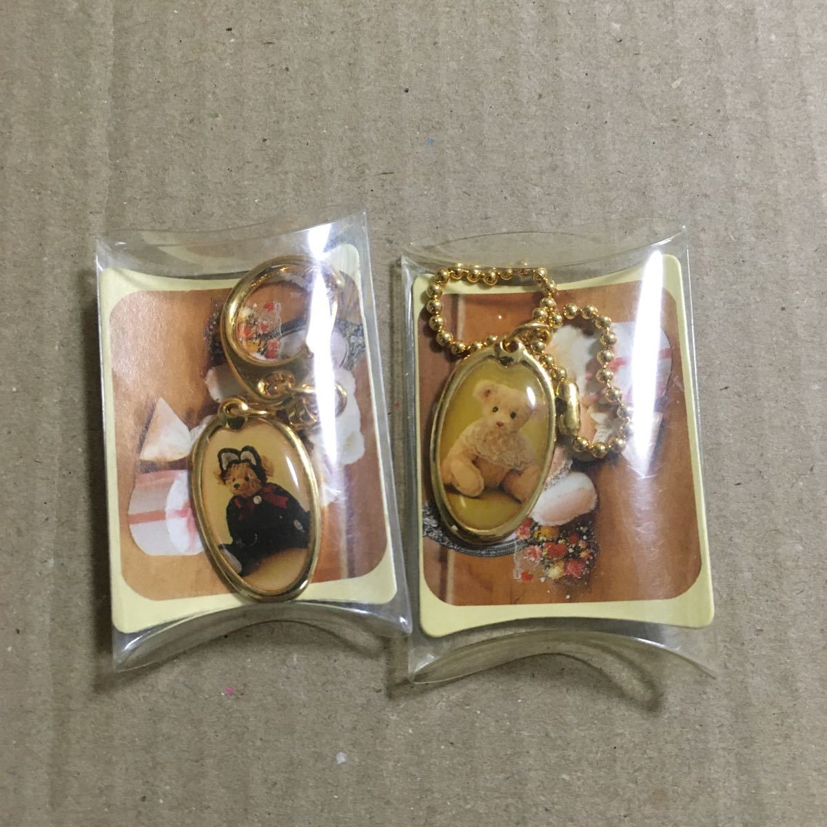 愛美工房売店の新商品のご紹介です。 和柄をコンセプトにした国産のキーホルダーブランド「noan」の西陣織キーホルダー、和柄キーホルダー、そしてとても便利で可愛いミニはさみが入荷いたしました。キーホルダーはアイビースクエアオリジナルタグも付いているので