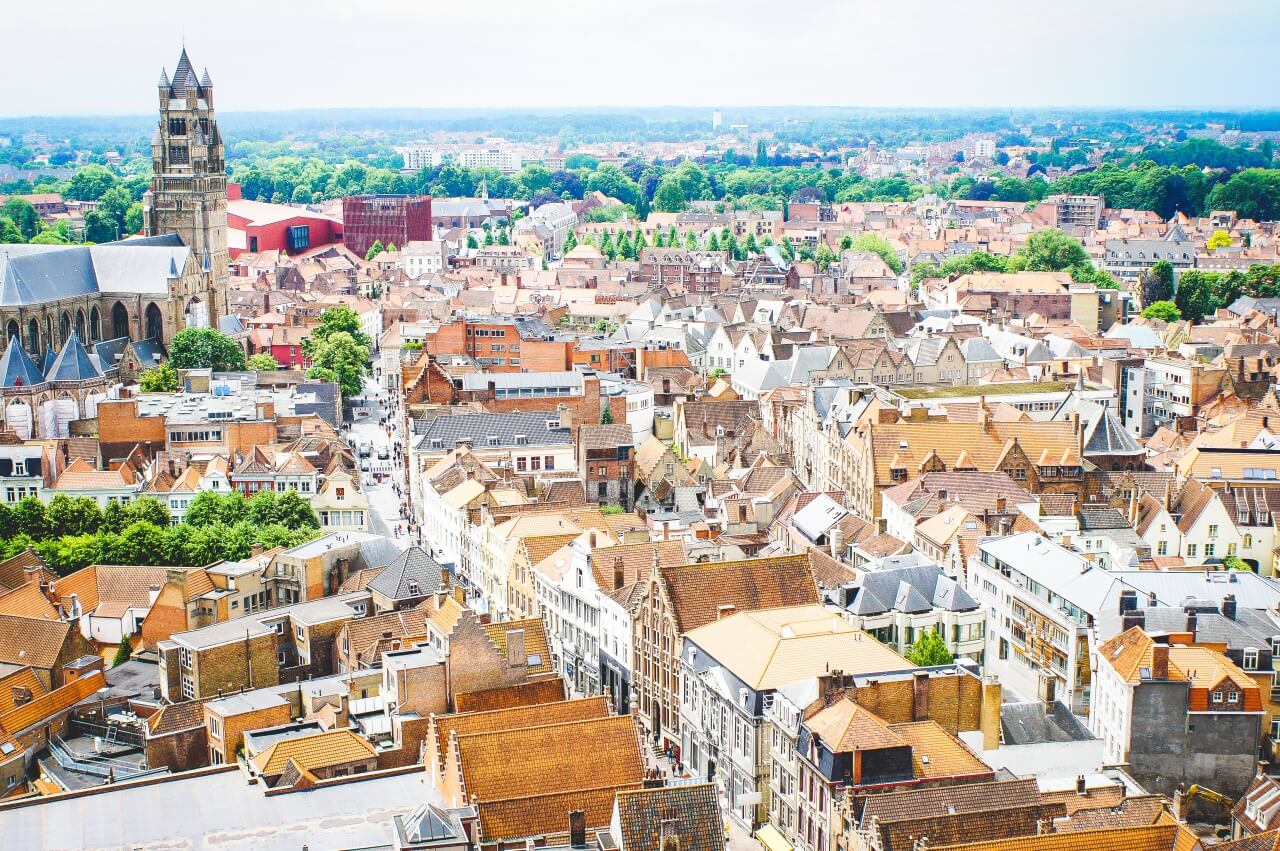 ベルギー ブルージュ歴史地区 運河と旧市街の街並みの写真素材105614834-