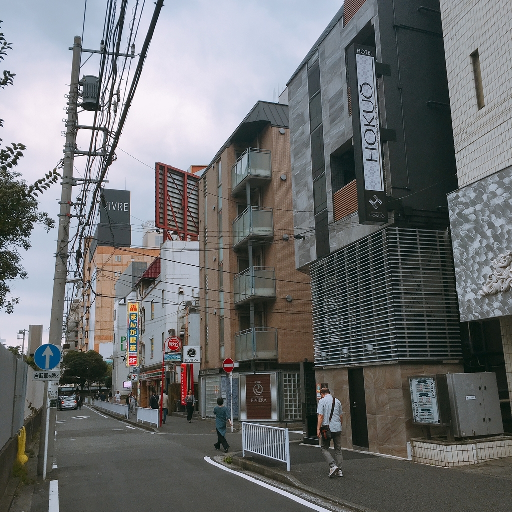 横浜駅から徒歩5分の好立地ホテル☆ダークブラウンを基調としたお部屋は女性だけでなく男性にも人気。シックで落ち着ける空間です。