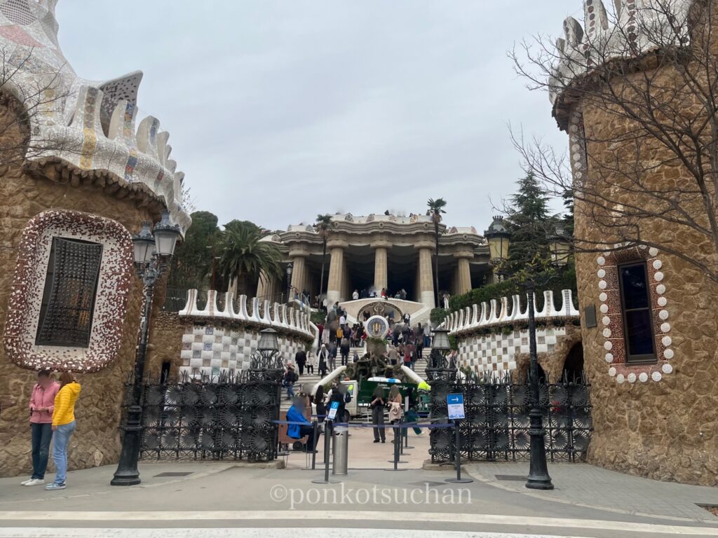 バルセロナ観光 グエル公園はガウティ構想の公園！ガウディ独自の美しい感性が巧みに現れています