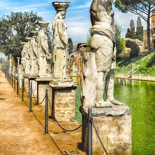 ヴィラアドリアーナ、チボリ、イタリアのローマ時代の柱Premium写真