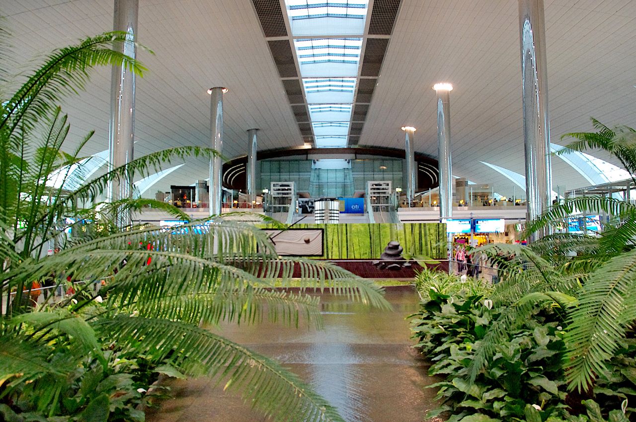 ドバイ国際空港ターミナル3完全ガイド〜コンコース移動からラウンジ体験まで実録レポ