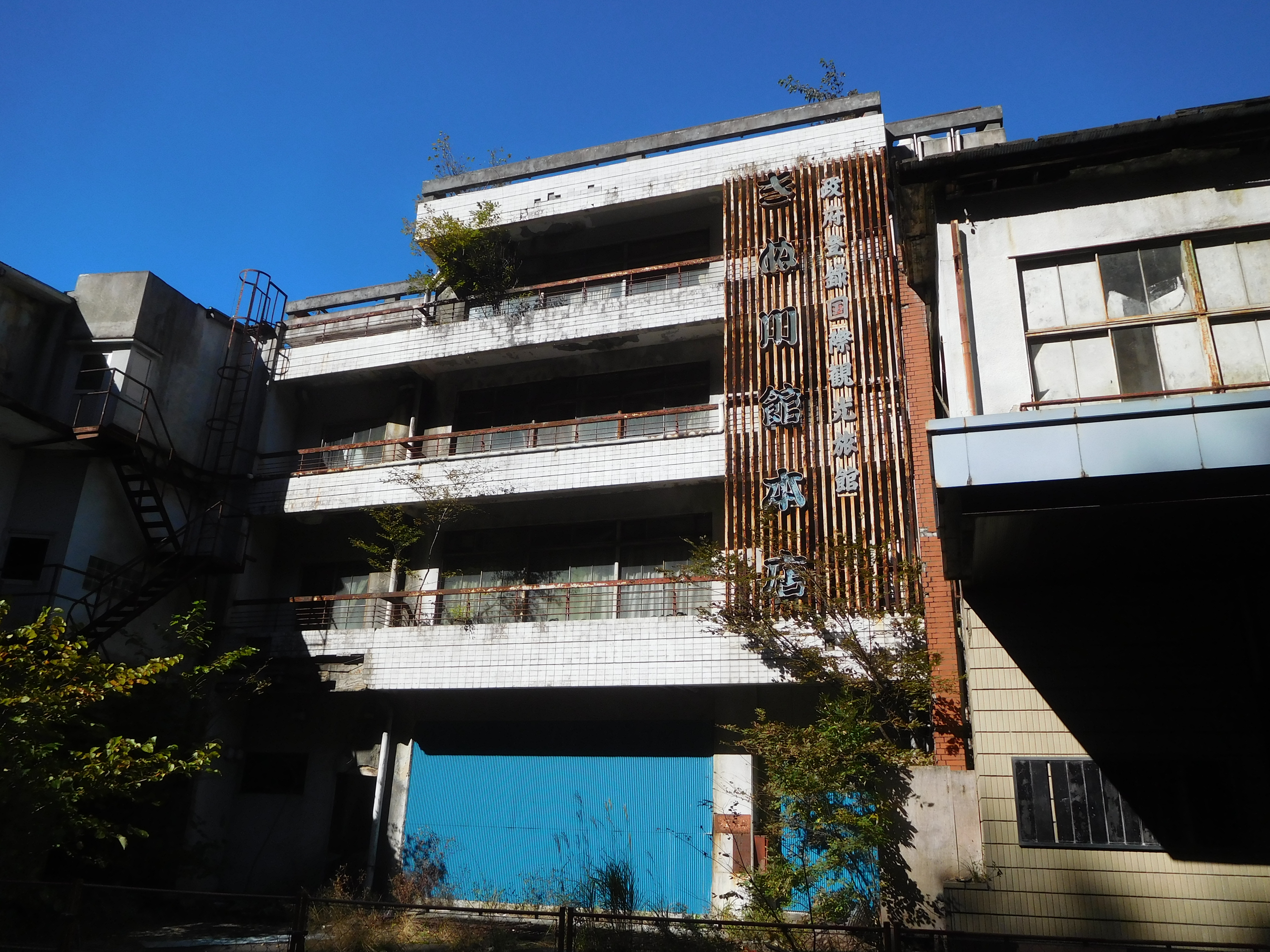 写真で見る鬼怒川温泉の「廃墟ホテル群」 剥がれ落ちた看板、ボロボロの壁- 税理士ドットコム
