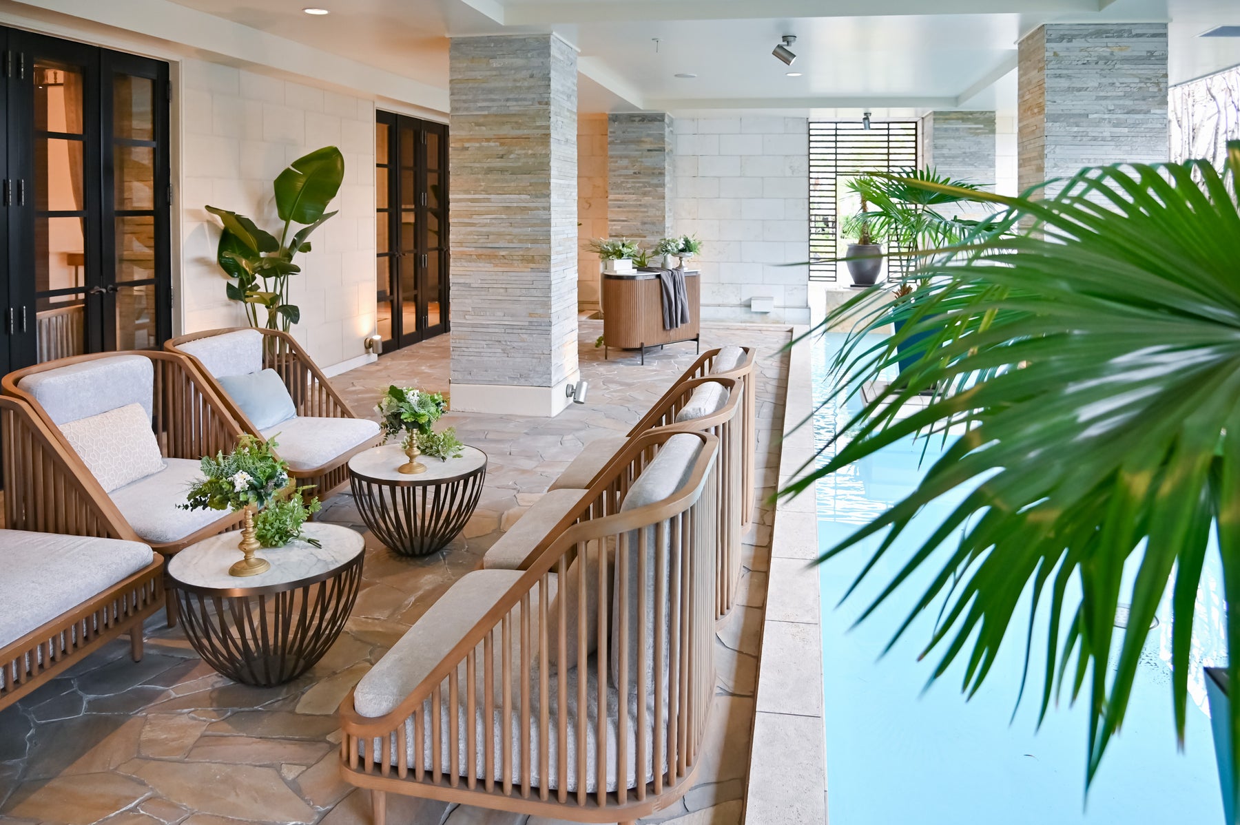 ヒルサイドクラブ迎賓館 徳島結婚式場T&G WEDDING胸元のぶわぶわのシフォンが女性らしさを引き出すブラウンカラーのドレス。大切なゲストに囲まれた、華やかなパーティで輝く、特別な1着をまとって。tg花嫁ヒルサイドクラブ迎賓館徳島ヒルサイドクラブ