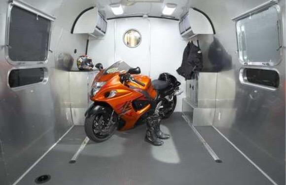 コンテナハウスで憧れのバイクガレージを手に入れる！自分好みの内装にしてガレージで寝泊りだって出来る！？コンテナハウス・トレーラーハウス なら クレイドルキャビン