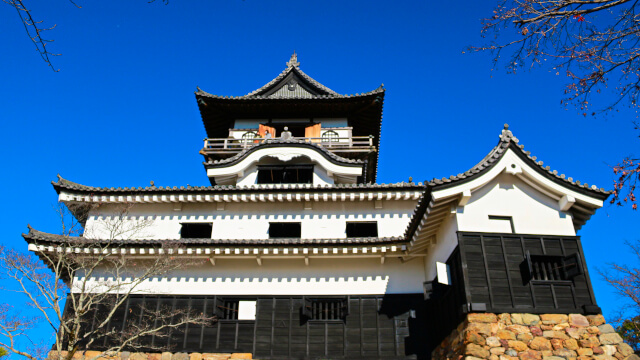 犬山城灯屋迎帆楼で犬山城を背景に写真撮影車の写真撮影スポット