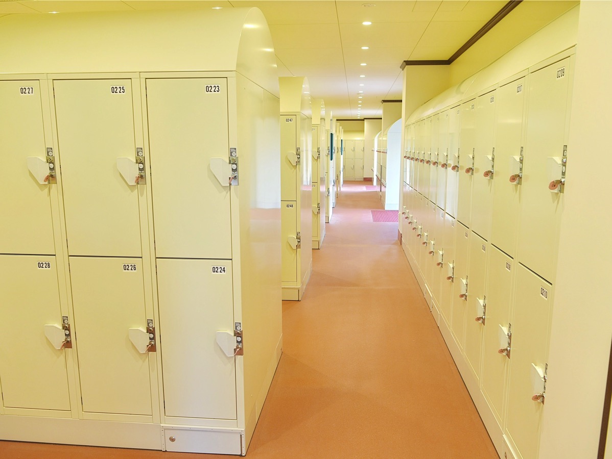 ディズニーランドコインロッカー 場所・値段・サイズを地図付き解説！スーツケースが入るものも