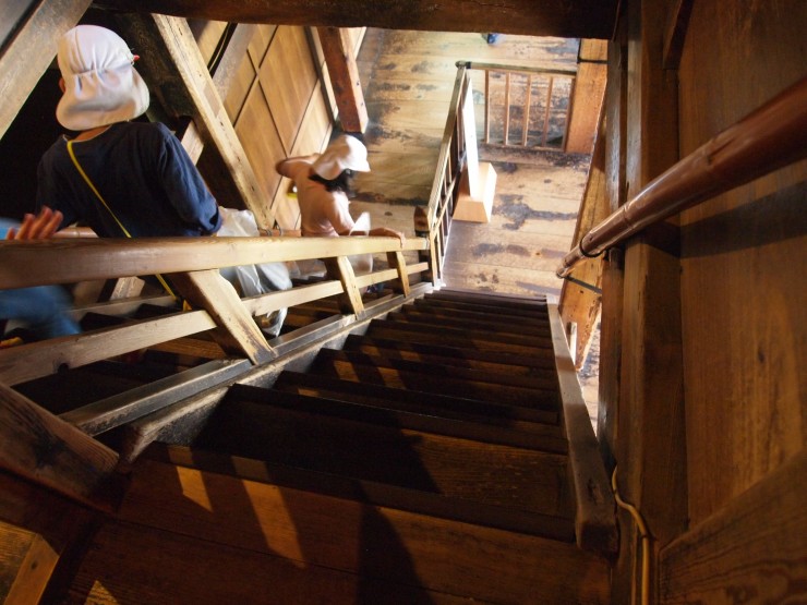 クラブ活動：階段部：松本城の天守階段 :: デイリーポータルZ