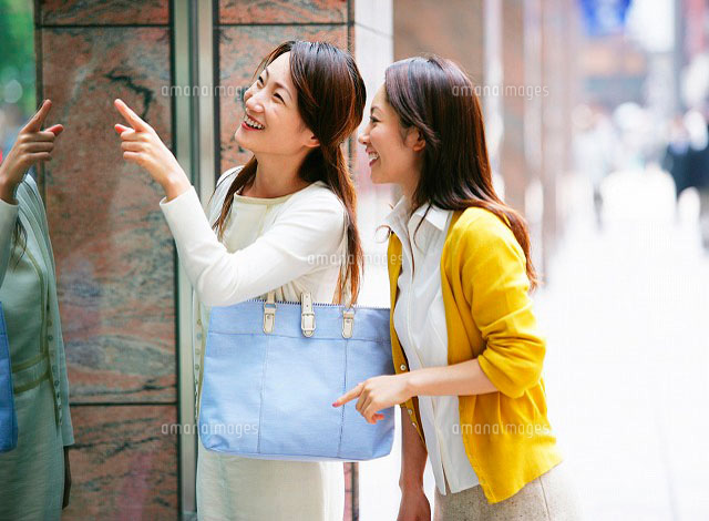 ウィンドウショッピングをする女性 11004022551 の写真・イラスト素材アマナイメージズ