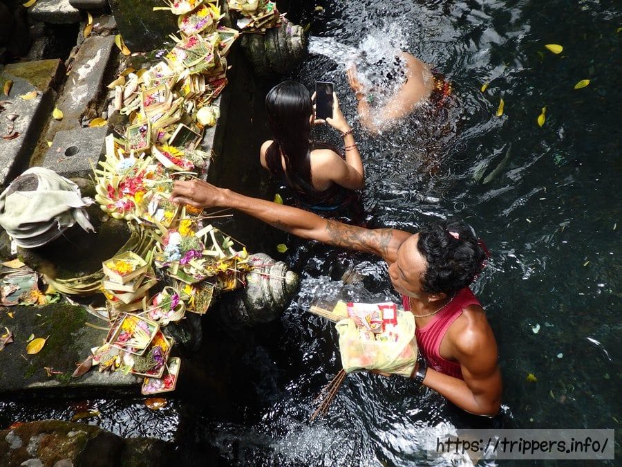 バリ島 ティルタ・ウンプル寺院で