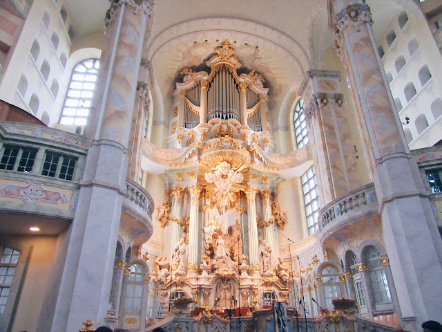 聖母教会の再建 - 都市の鍼治療データベース