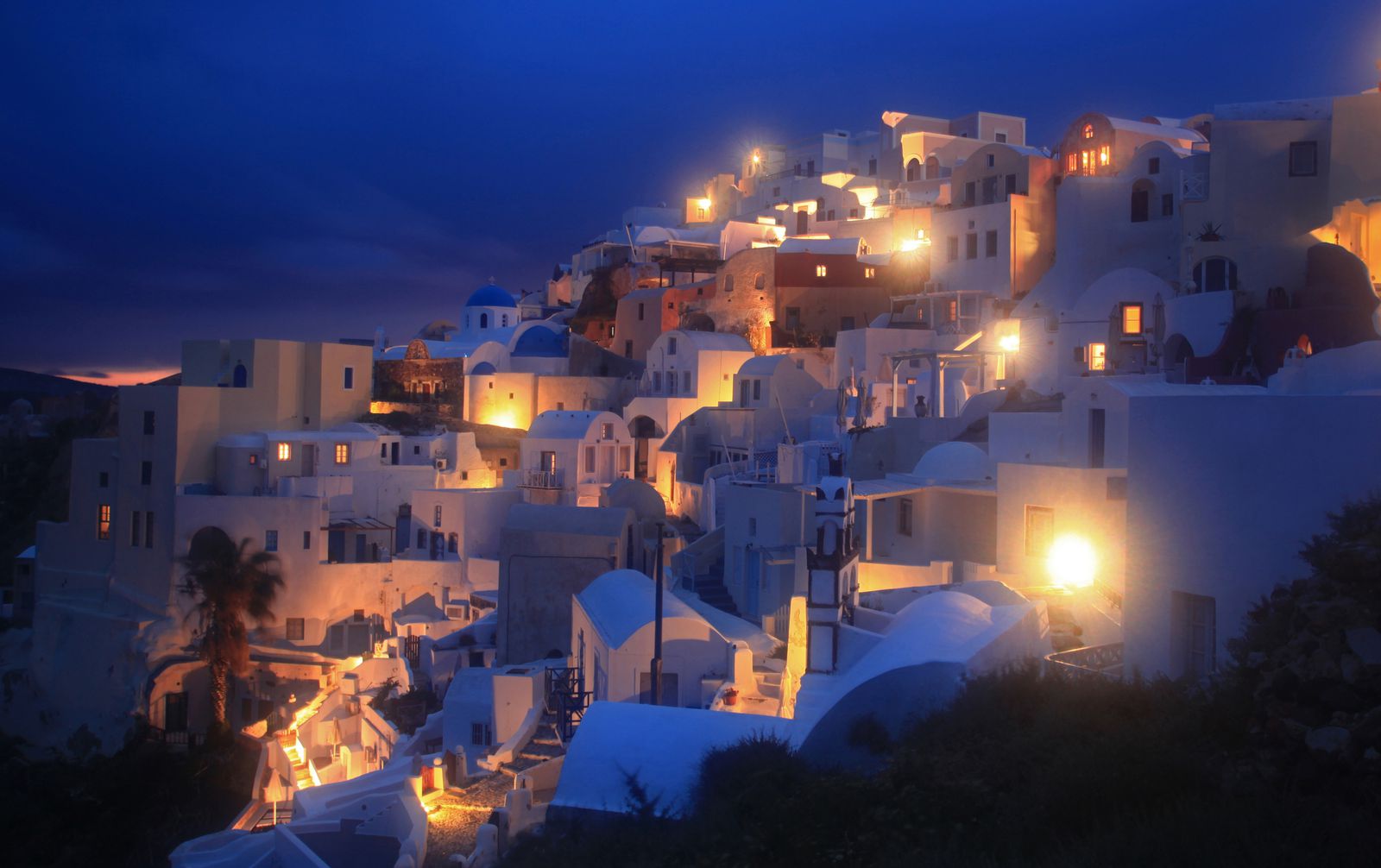 ギリシャの青い海と白い家 白の遮熱効果所沢、入間、狭山市で屋根工事や雨漏り修繕なら街の屋根やさん所沢店