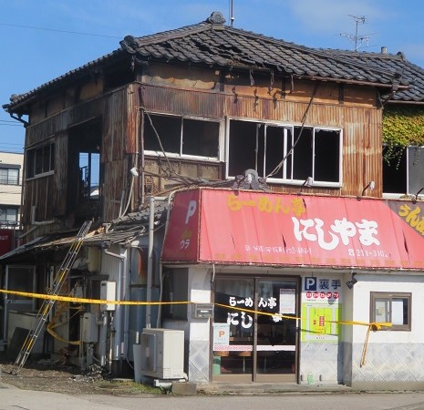 動画あり］新潟県新発田市の製材所から出火 住宅など複数の建物に延焼、けが人なし |