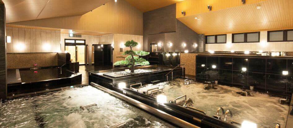 初回クーポンプレゼント！当館の公式アプリをダウンロードした方限定で『岩盤浴¥200割引』クーポンをプレゼント！しかも！平日も土日祝日もご利用いただけるクーポンとなっております！ クーポンの有効期限は8月15日 日 までですので、ぜひダウンロードしてご来館を